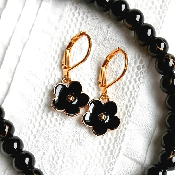 Collier ras du cou en perles noires et pendentif fleur émaillée