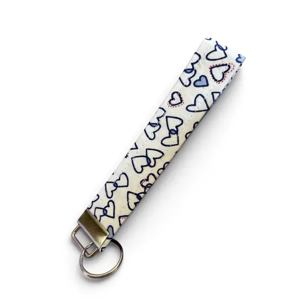 Porte-clé dragonne cousu main - coeurs bleus