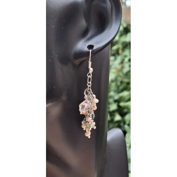 Boucles d'oreilles asymétriques "éclat d'eau douce" – perles nacrées et verre – acier inoxydable