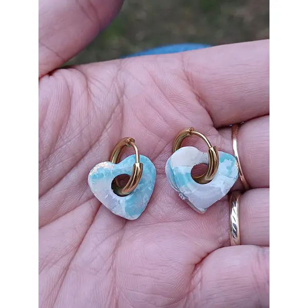 Boucles d'oreilles créoles petit coeur en argile polymère marbré vert d'eau taupe beige et anneaux or en acier inoxydable ( 16mm )