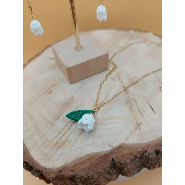 Collier avec pendentif en crochet - lily