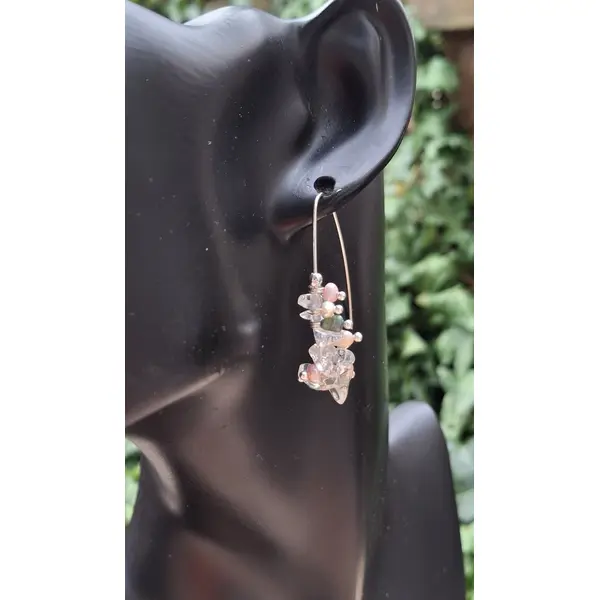 Boucles d'oreilles asymétriques "éclat d'eau douce" – perles nacrées et verre – acier inoxydable