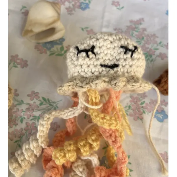 Méduse doudou au crochet — petit doudou, jolie déco