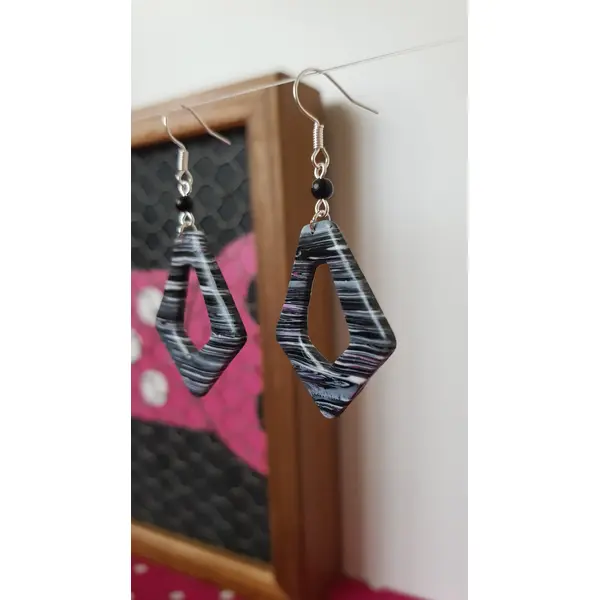 Boucles abstraites grise et noire