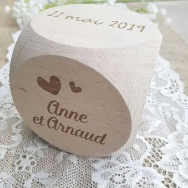 Gros cube / dé de mariage personnalisé en bois