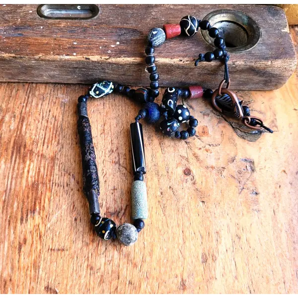Un collier unisexe de légendes avec perles africaines rares de collections: "des etats de grâce "