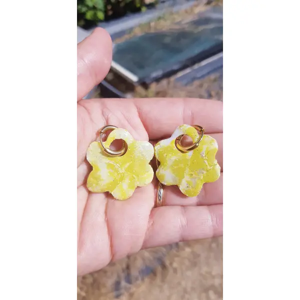 Boucles d'oreilles créoles grande fleur en argile polymère marbré vert kaki blanc et anneaux or en acier inoxydable ( 16mm )