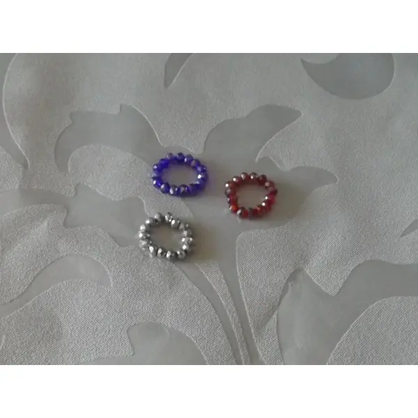 3 belles bagues en perles à facettes en verre