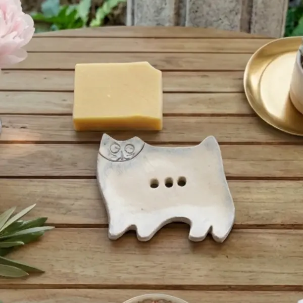 Le gardien du savon - porte-savon chat en céramique émaillée .