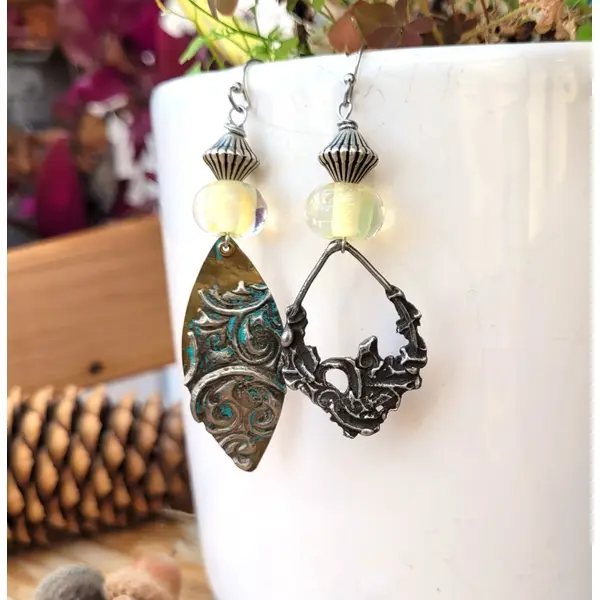 Boucles d'oreille asymétriques, contemporaines avec breloques étain artisanal , lampworks : "balade estivale" ...
