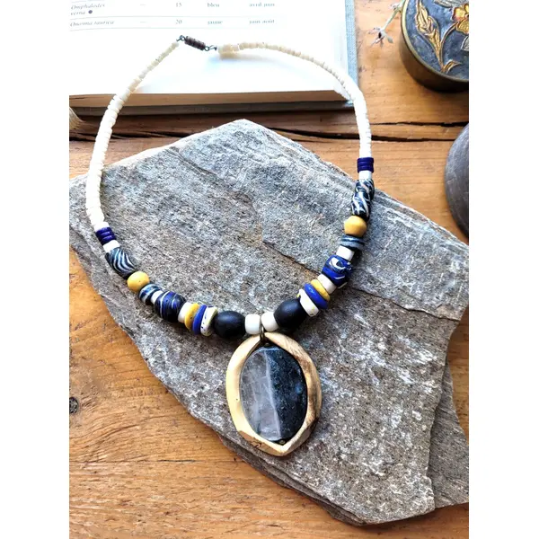 Allure tribale, boho, chic et citadine pour ce collier, un beau cabochon d'agate et os comme pendentif : "rythmes sauvages "