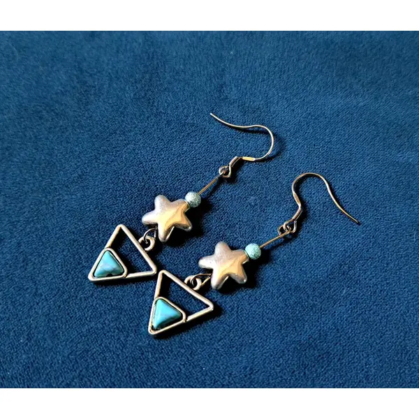 Boucle d'oreille triangle cabochon bleu, perles étoile métal argenté, crochets en métal acier inoxydable argenté