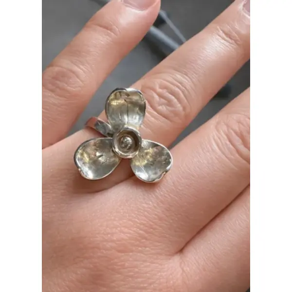 Côté vintage : une bague artisanale en argent massif 925 avec des fleurs stylisées de muguet épanoui ...