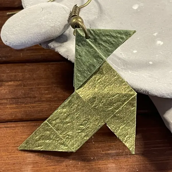 Boucles d'oreilles origami cocotte kaki brillant