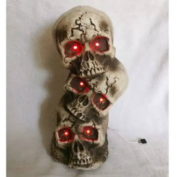 Crânes empilés aux yeux lumineux - 18 x 13 x 34 cm