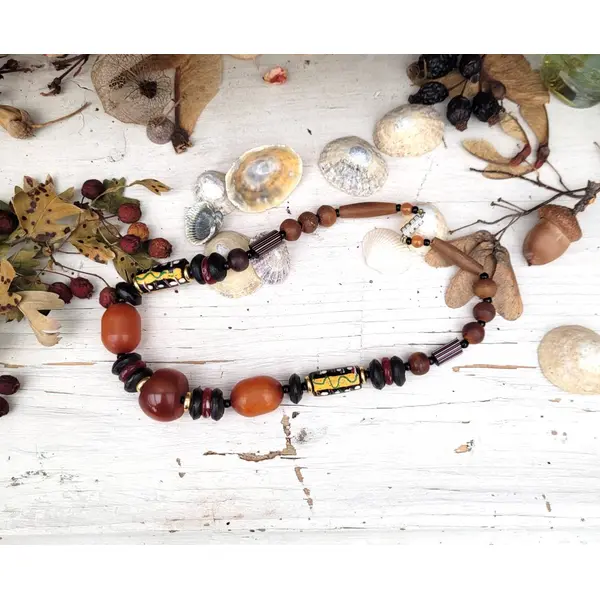 Un collier tribal ethnique avec perles vénitiennes de murano millefiori, ambre ... : "terres naturelles"