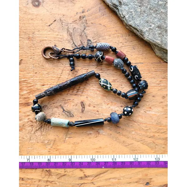 Un collier unisexe de légendes avec perles africaines rares de collections: "des etats de grâce "