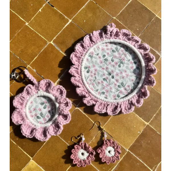 Coffret cadeau crocheté fait main — cadre photo, bijou de sac et boucles d’oreilles assortis
