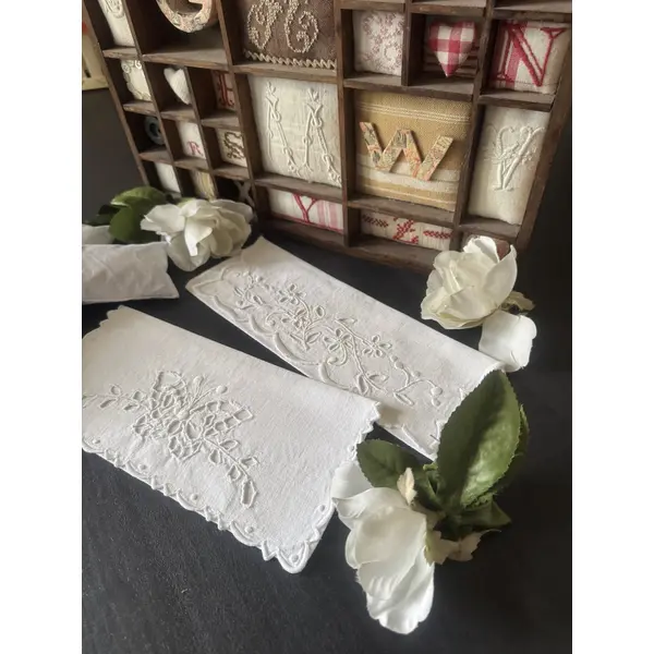 ** pochette ancienne / coussin de lavande " fleurs " ** coton , broderie main
