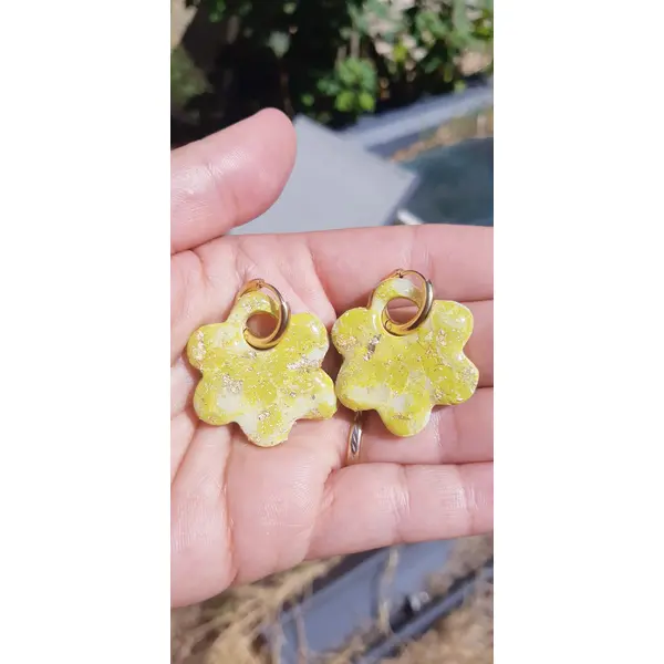 Boucles d'oreilles créoles grande fleur en argile polymère marbré vert kaki blanc et anneaux or en acier inoxydable ( 16mm )