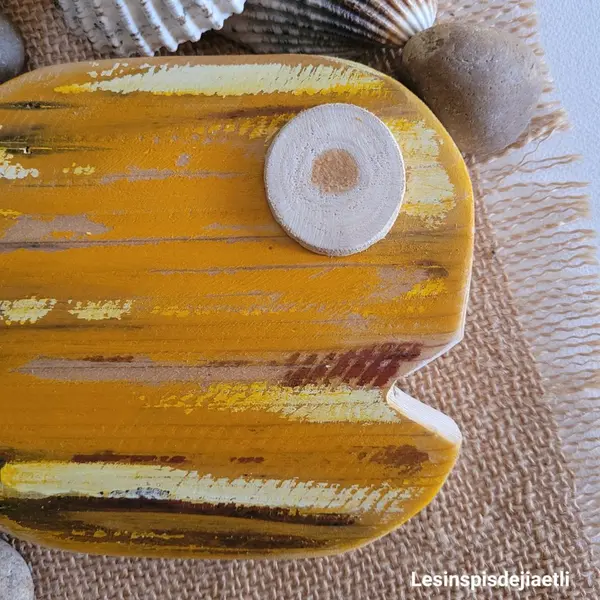 Gros poisson mural jaune orangé en bois recyclé, décoration bord de mer en bois de récupération.