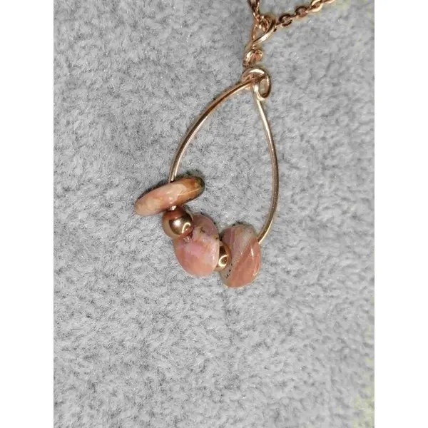 Collier mi-long et pierres naturelles en rhodochrosite