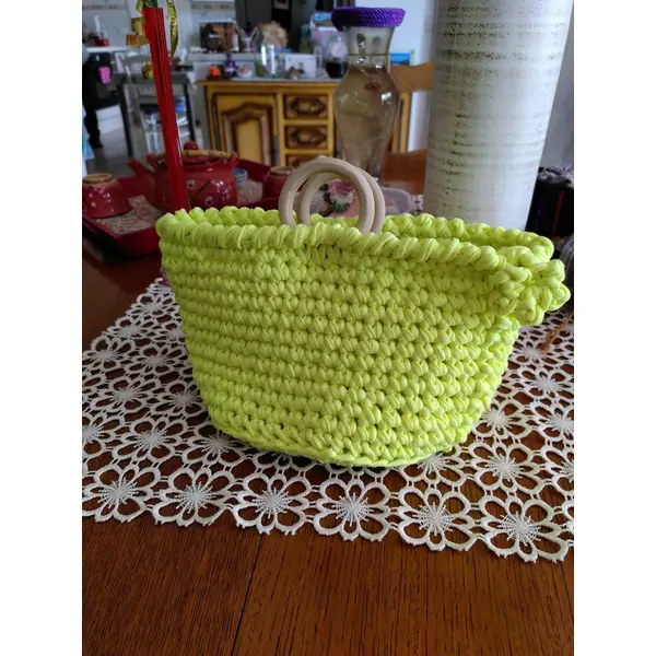Panier jaune neuf au crochet fait main