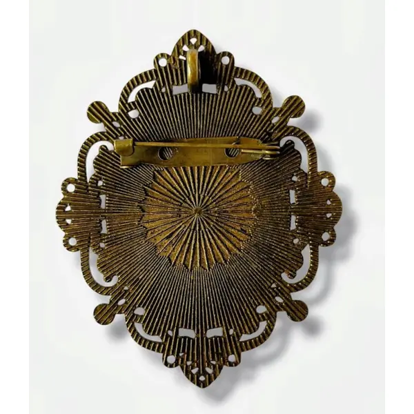 Broche talisman memento mori - portrait gothique inspiré des cabinets de curiosités.