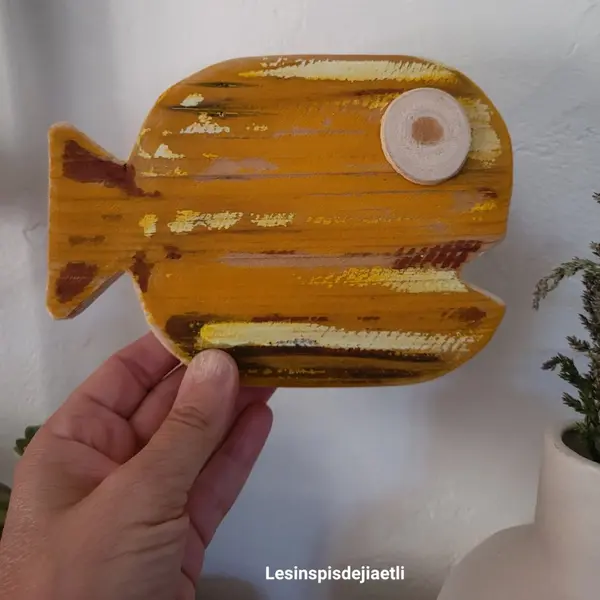 Gros poisson mural jaune orangé en bois recyclé, décoration bord de mer en bois de récupération.