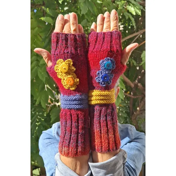 Mitaines tricotées main asymétriques rouge chiné, fleurs crochet et touches de contraste