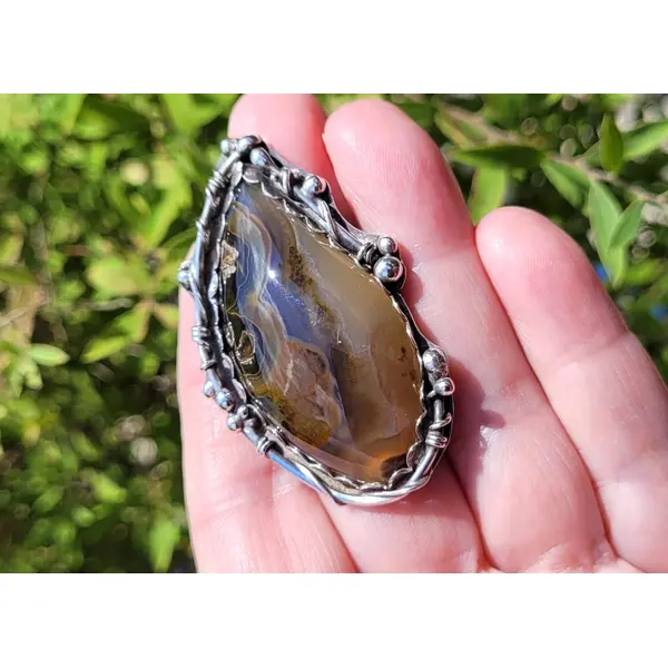 Une bague argent massif 925 avec un superbe cabochon coyamito agate du brésil .... pour le côté vintage !!!!