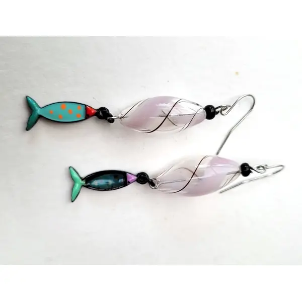 Des boucles d'oreille baroques , chics et citadines avec perles en verre soufflé artisanal et breloques poissons: "coucou les sardines"
