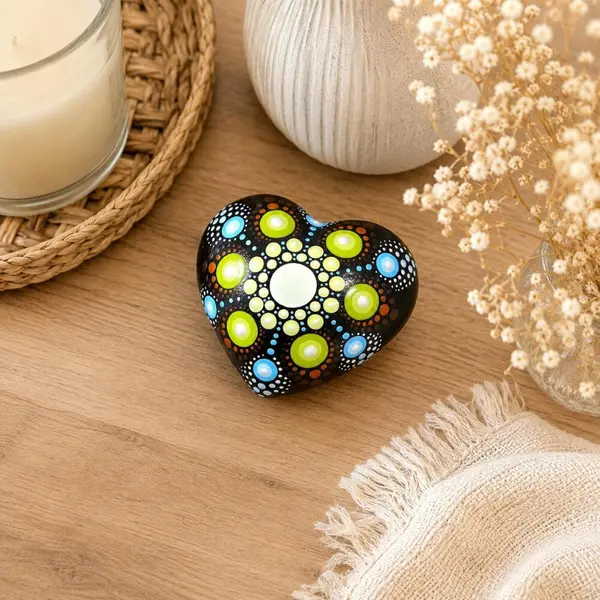 Petite pierre cœur mandala vert & bleu – peinte à la main