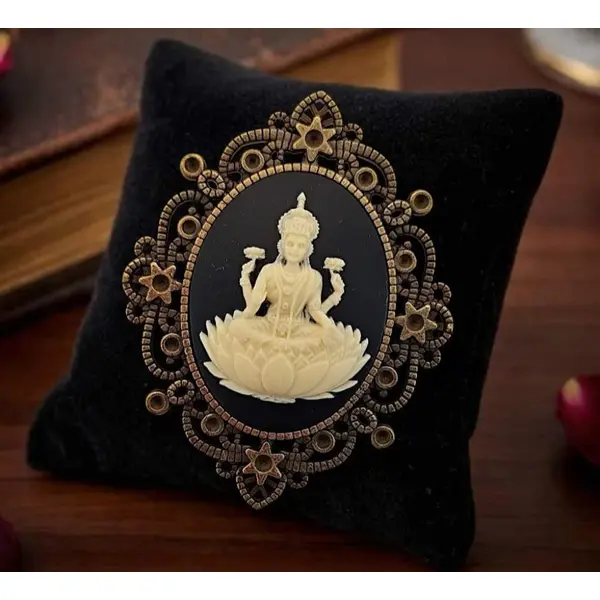 Bijou spirituel indien déesse lakshmi - camée artisanal peint à la main - cadeau amie yoga & méditation.