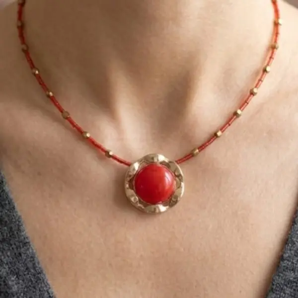 Collier ras du cou perles tubes rouges et cristaux dorés, pendentif rond rouge, collier fait main, bijou bohème chic
