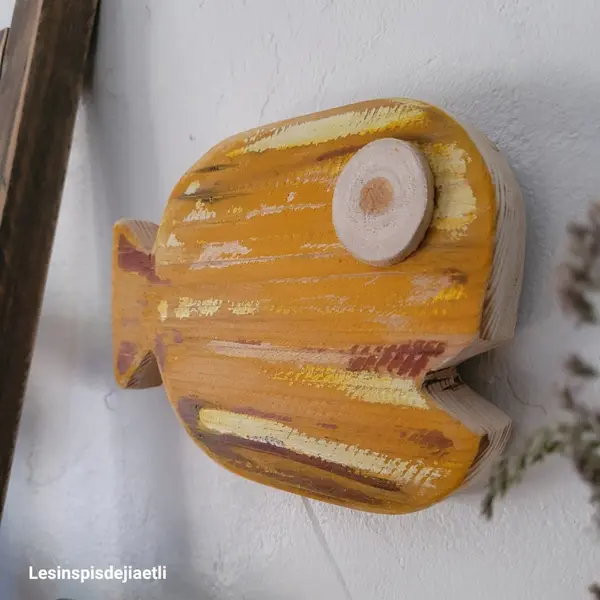 Gros poisson mural jaune orangé en bois recyclé, décoration bord de mer en bois de récupération.