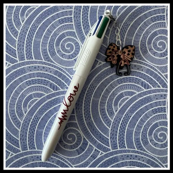 Stylo bic 4 couleurs avec breloque infirmiere ou aide soignante