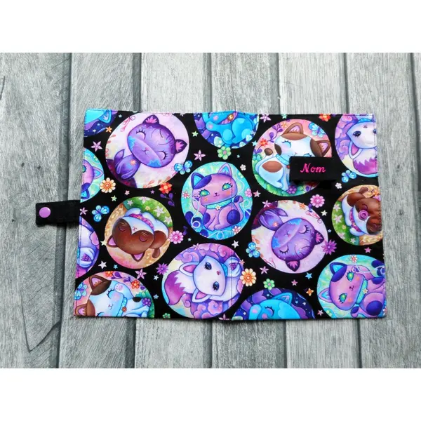 Protège carnet de santé pour chat, chats mignons bulles violet, etui passeport ou range ordonnances, nom brodé