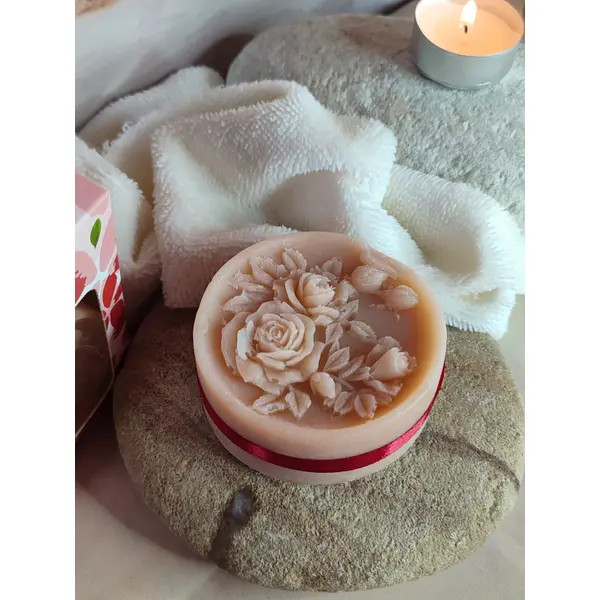 Éclat d’argile rouge – savon artisanal saponifié à froid.