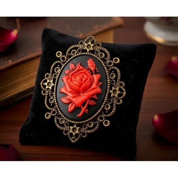 Broche camée romantique rose rouge - relique gothique poétique - cadeau sensible pour amoureuses.