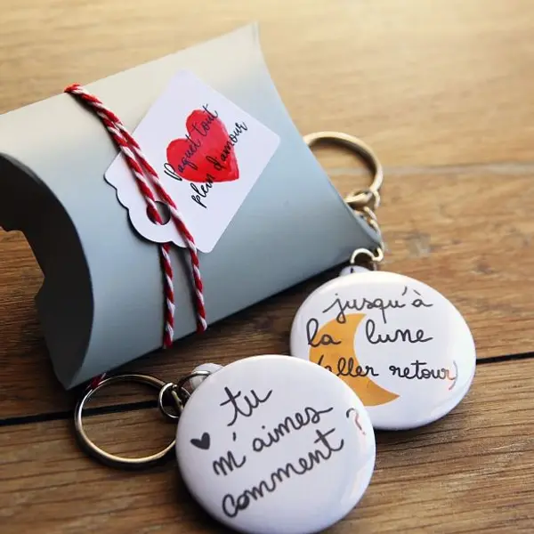 Duo de porte-clés pour amoureux "Tu m'aimes comment ?"