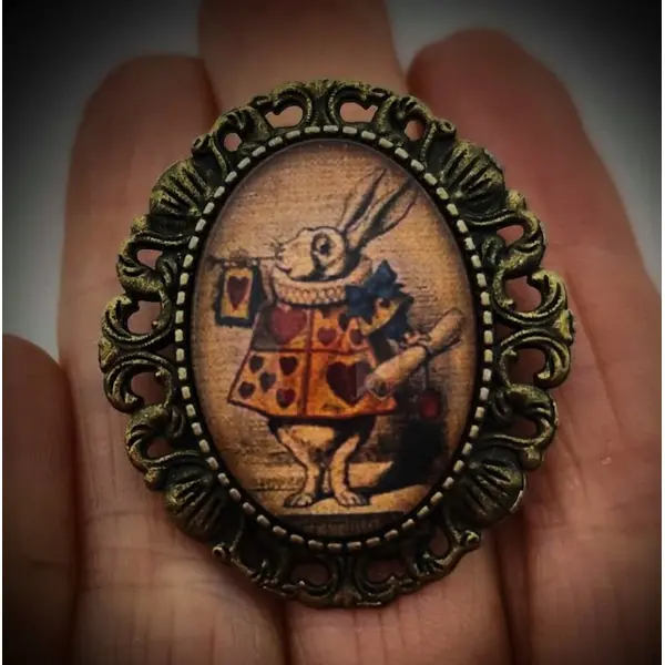Broche gothique poétique lapin blanc - univers cabinet de curiosités alice - cadre bronze victorien