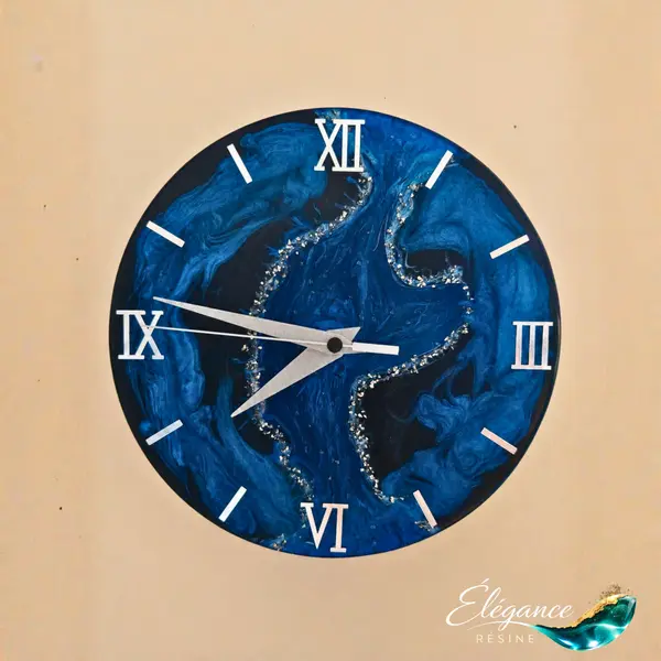 Horloge murale 27cm en résine bleu saphir, noir et argent – abysse d’argent