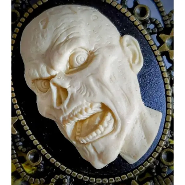 Broche zombie gothique - camée sculpté mort-vivant - univers memento mori.