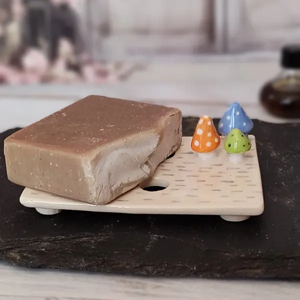 Porte-savon en céramique fait main avec décor de champignons fantaisie.