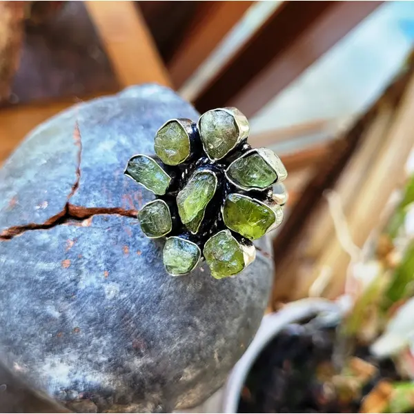Côté vintage : une bague "fleur" taille 59 -60 en argent massif 925 avec 9 pierres de péridot brute... !!!!