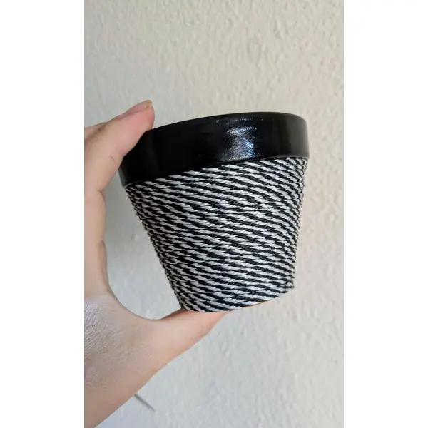 Pot en terre cuite tissé noir & blanc