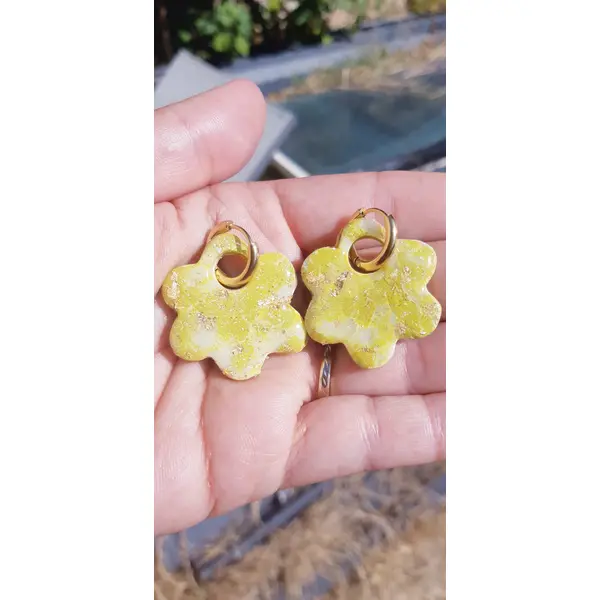 Boucles d'oreilles créoles grande fleur en argile polymère marbré vert kaki blanc et anneaux or en acier inoxydable ( 16mm )