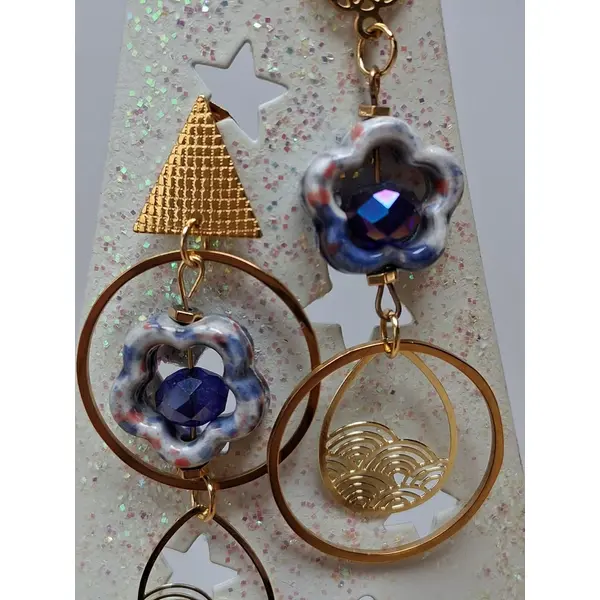 Boucles acier inoxydable dépareillées "fleur bleue"