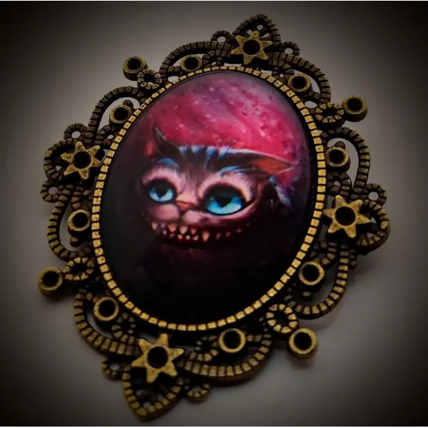 Broche "sourire du chat" gothique féerique. célébration du monde à l'envers.